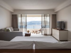 King/Premium Coral Sea View Room – 2 Adults